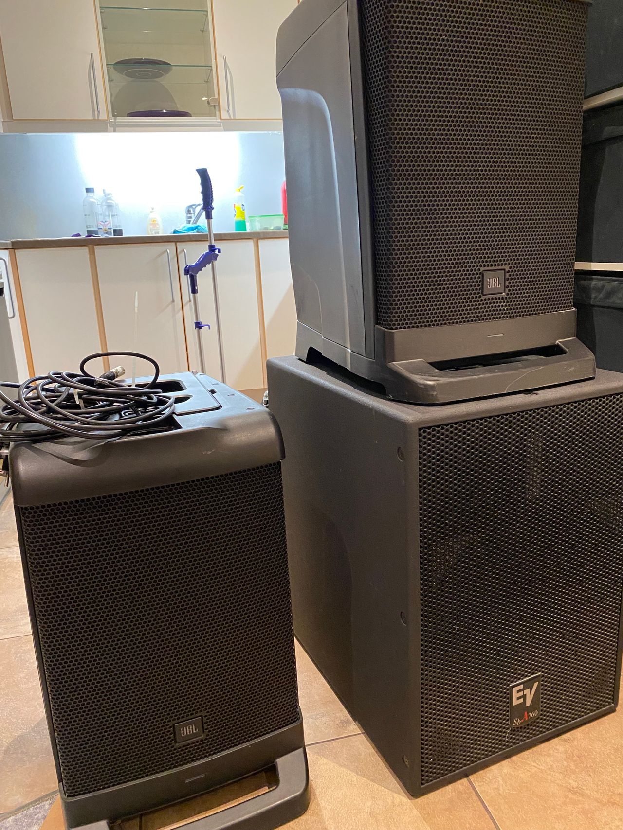 2stk JBL EON ONE Column + 1 stk aktiv subwoofer ElectroVoice SbA760 PA