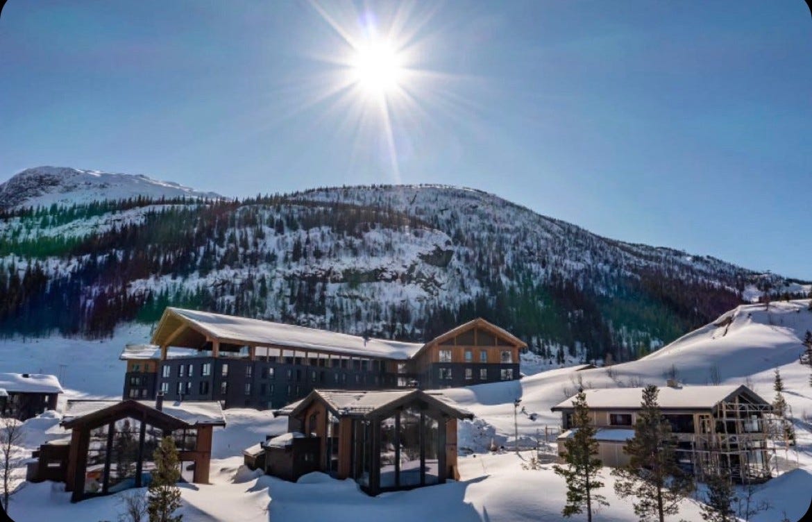 Hytta til høyre i bildet under bygging, Fyri hotell i bakgrunnen Galleribilde