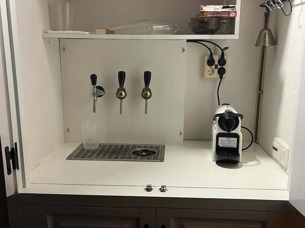 Kaldt øl, boblevann og vann v/spiseplassen Galleribilde