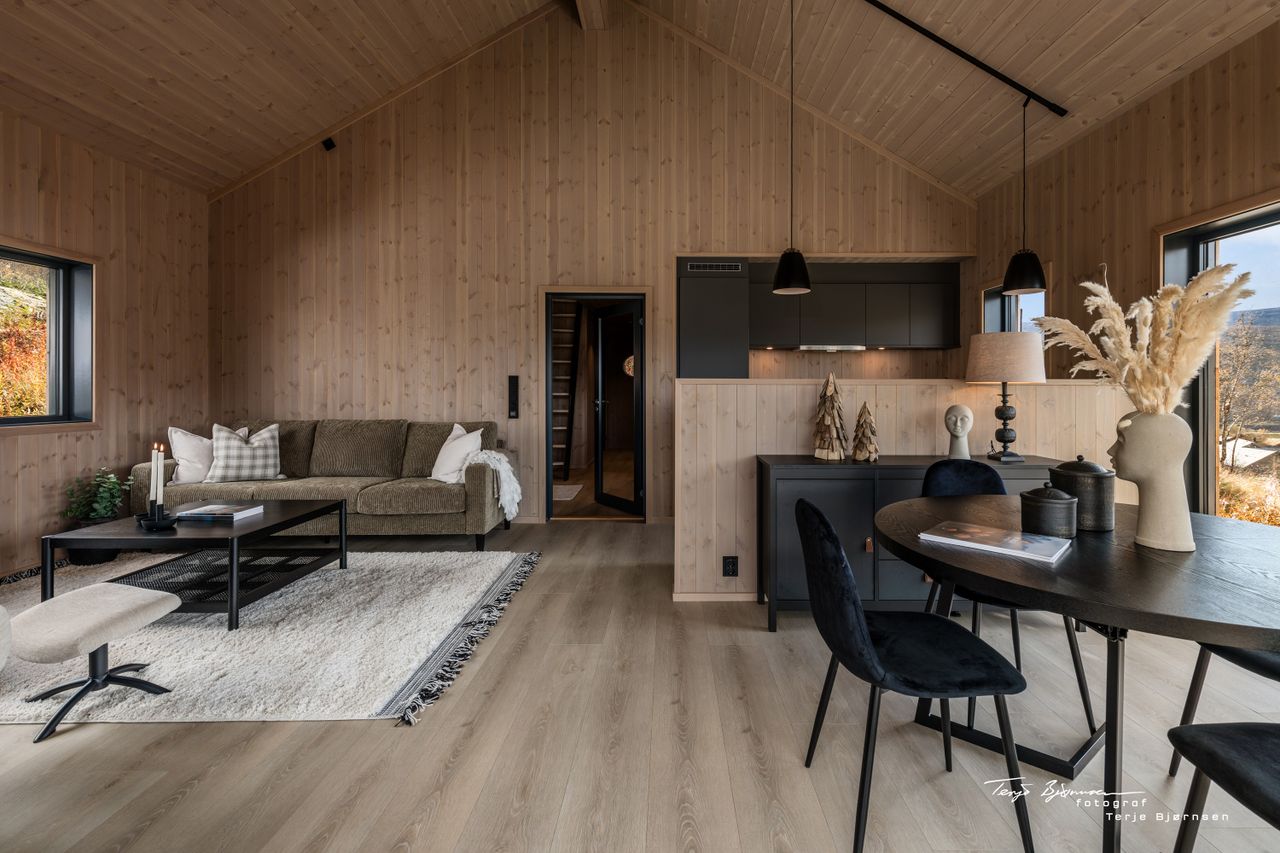 Innflytningsklar, ny og komplett møblert hytte på Garslia – Eidfjord! Få meter fra skiløypa!