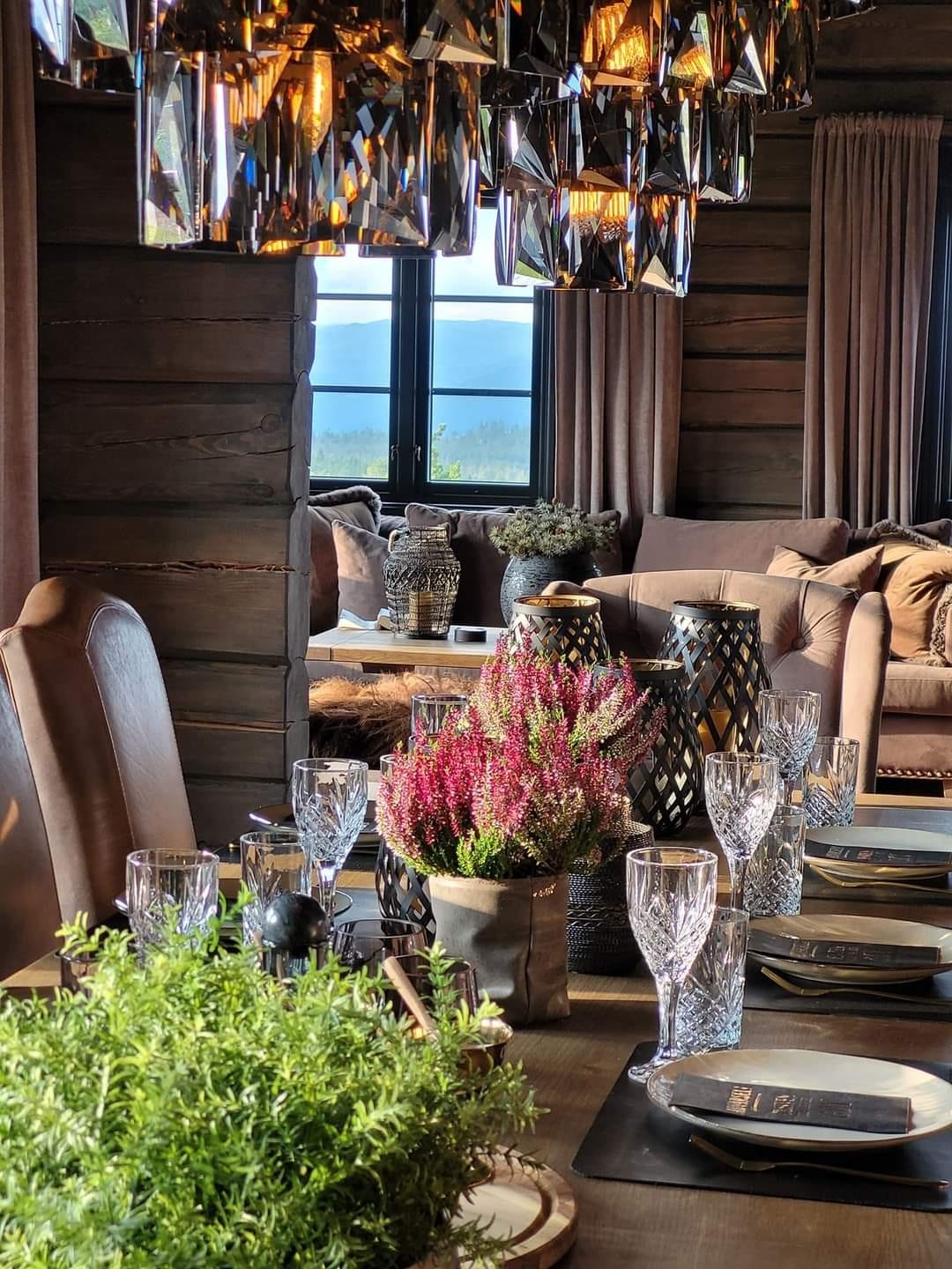 Her kan du komme til ferdig dekket og pyntet bord. Kostnadsfri ekstraservice fra oss til dere ❤️ Galleribilde