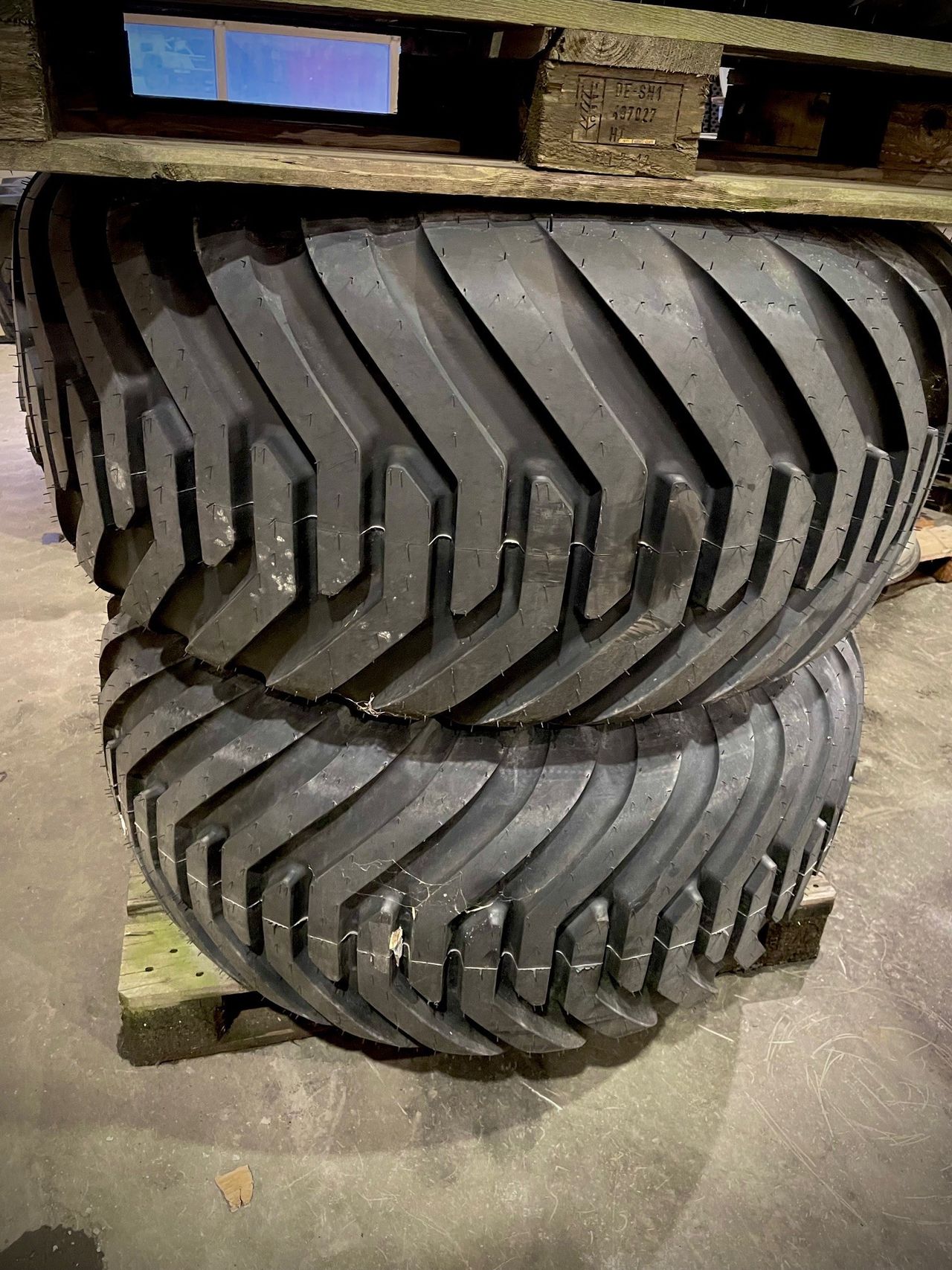 Til salgs: BKT 550/60R22,5 Komplette hjul BKT | FINN.no