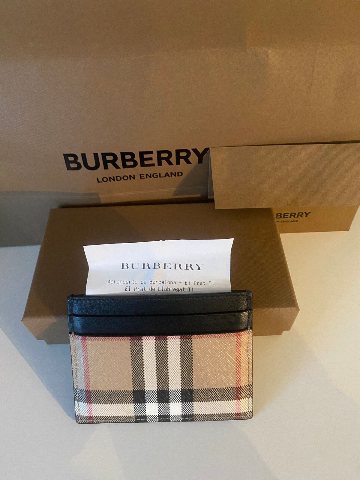 Burberry 2024 aeropuerto barcelona