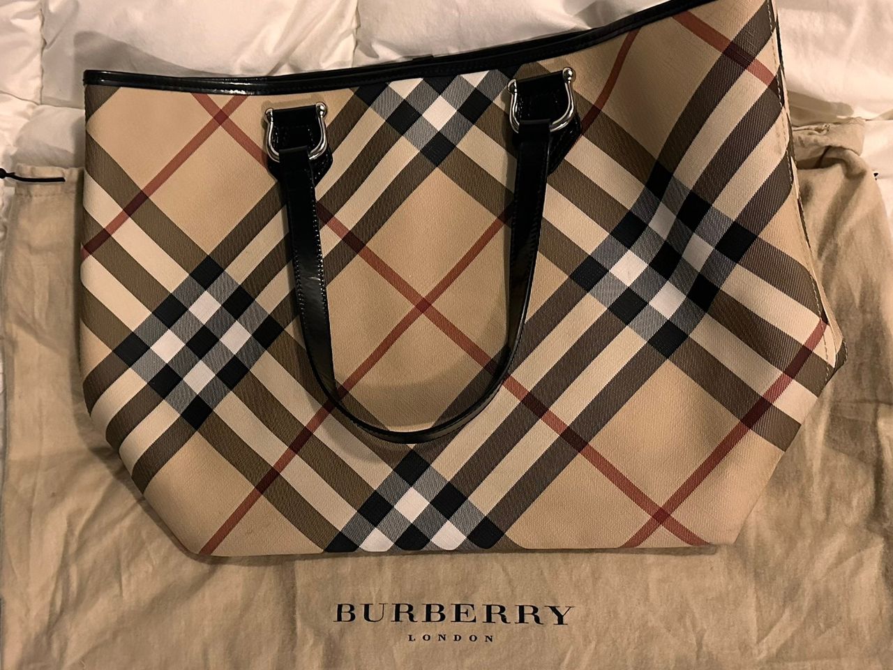 Burberry veske FINN torget