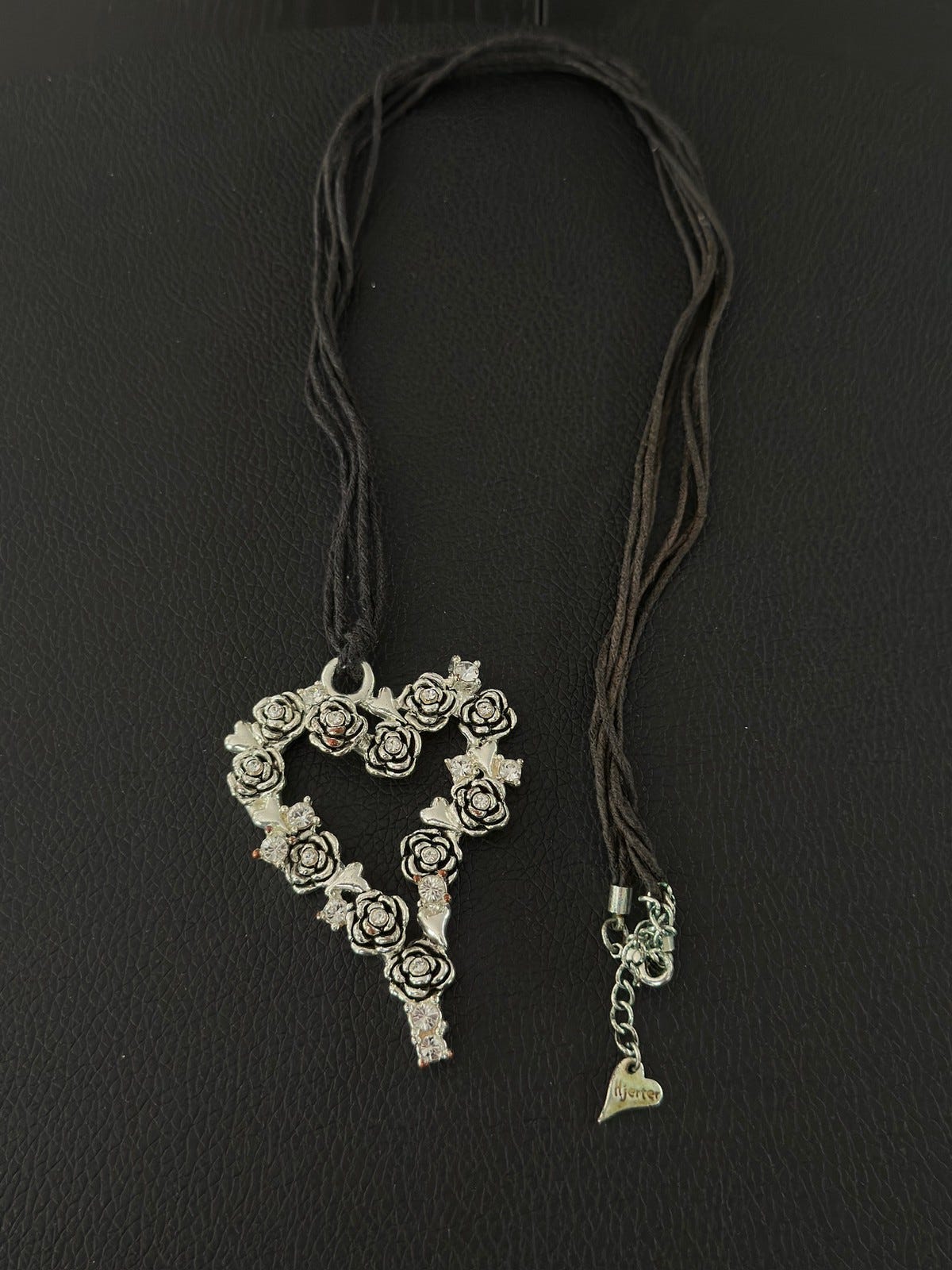 Hjertesmykke fra merket hjerter, svart lenke og sølv anheng med roser ...