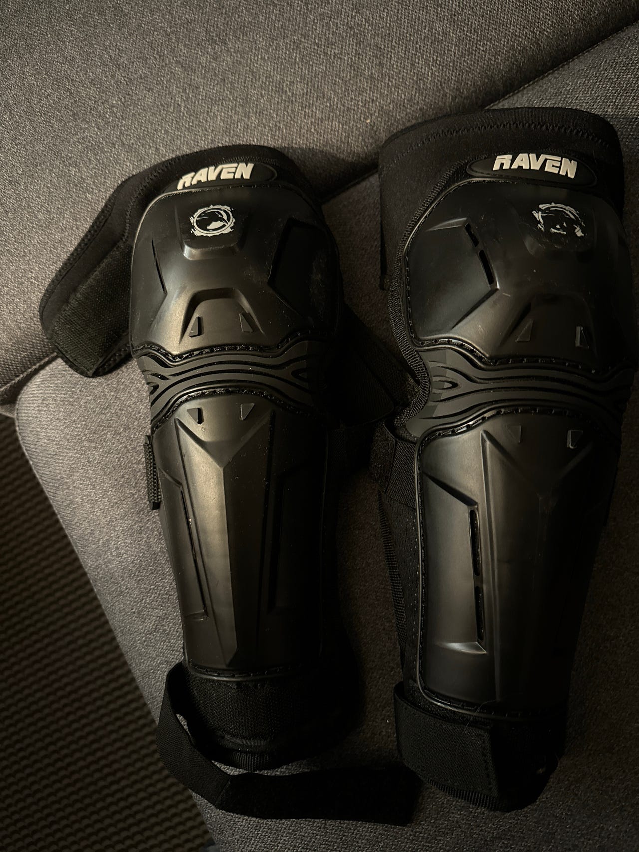 Knebeskyttere Raven Tibia Barn | FINN-torget