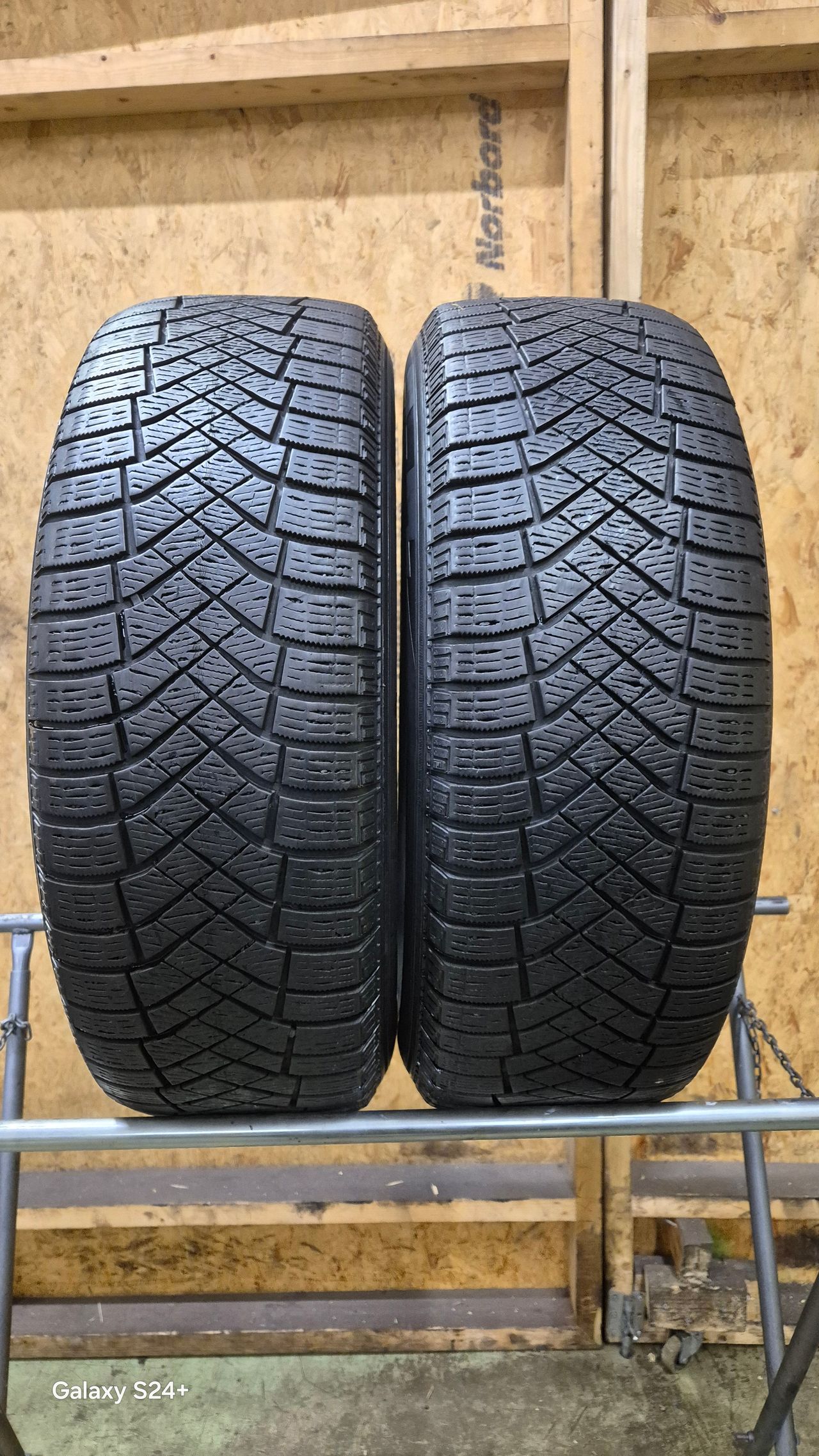 Vinterdekk Pirelli Ice Zero R 215/65R17 | FINN-torget