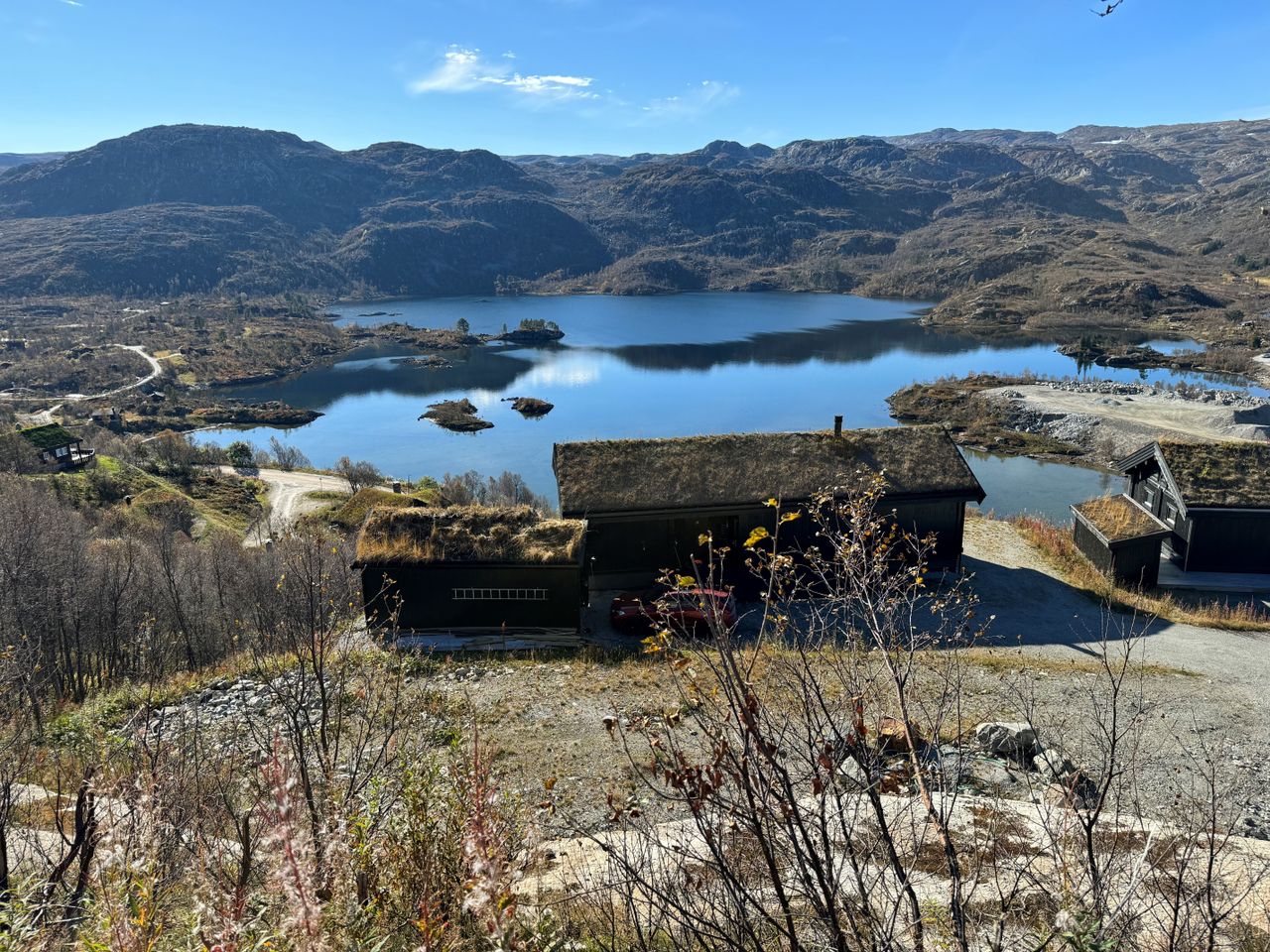 Stor familiehytte med høy standard – ski in/out – prosjektert på flott, sørvendt og solrik tomt i ende av vei!