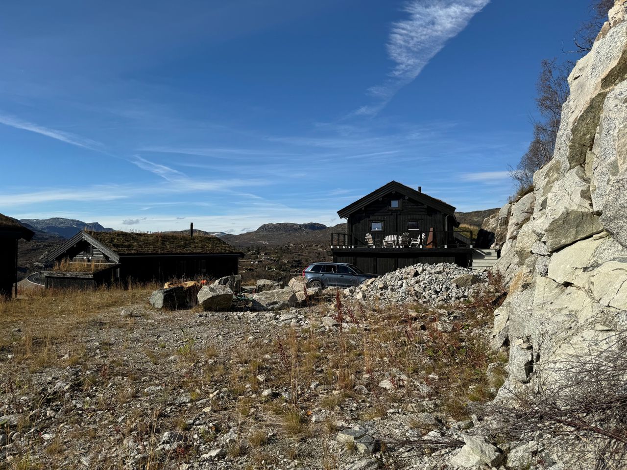 Stor familiehytte med høy standard – ski in/out – prosjektert på flott, sørvendt og solrik tomt i ende av vei!