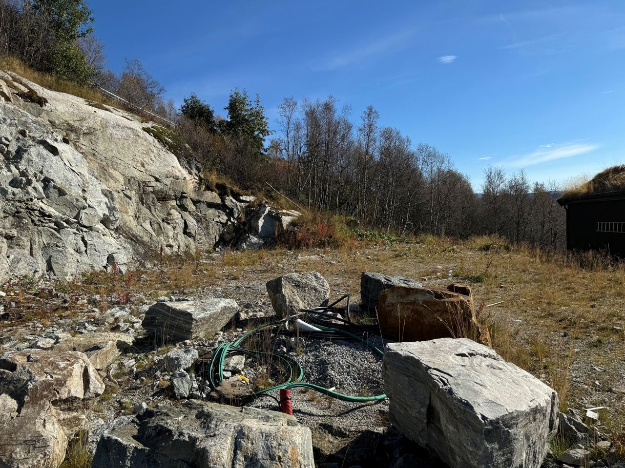 Stor familiehytte med høy standard – ski in/out – prosjektert på flott, sørvendt og solrik tomt i ende av vei!