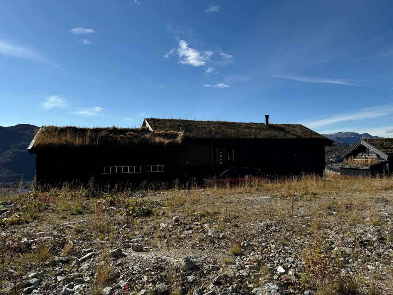 Stor familiehytte med høy standard – ski in/out – prosjektert på flott, sørvendt og solrik tomt i ende av vei!