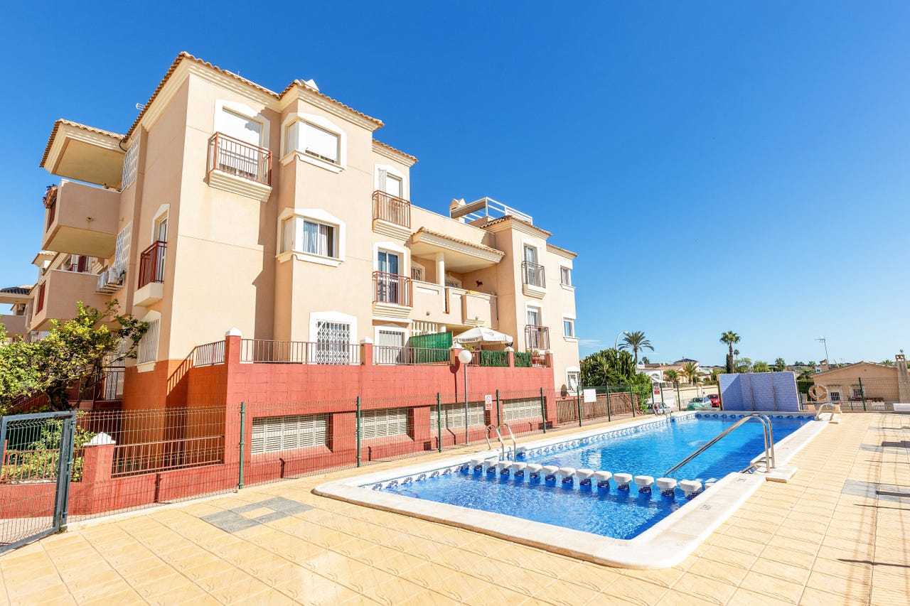 ORIHUELA COSTA LA FLORIDA TOPPETASJE REKKEHUS MED GODE SOLFORHOLD OG