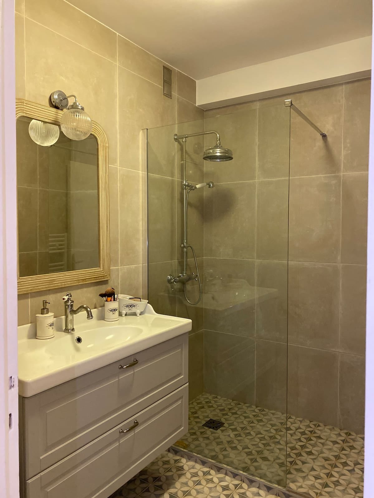 Bad med stor dusj Galleribilde