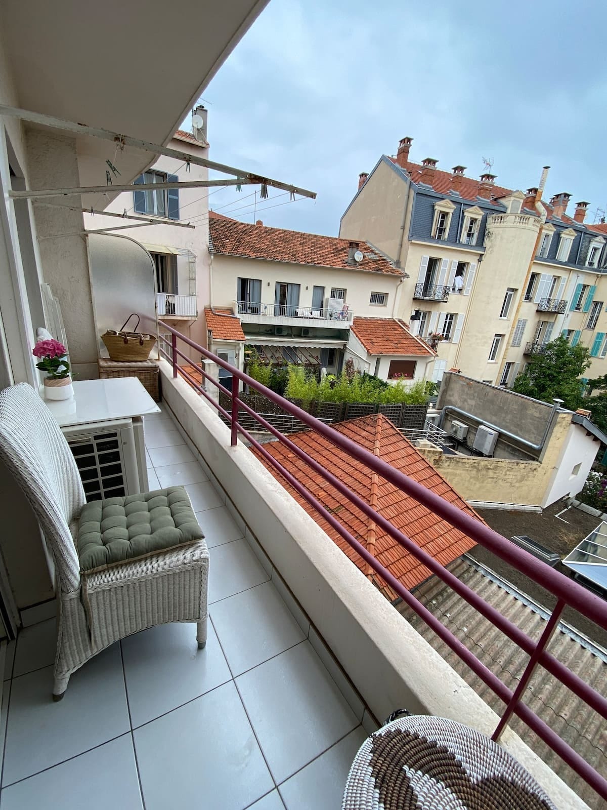 Terrasse mot stille bakgård med morgensol. Galleribilde