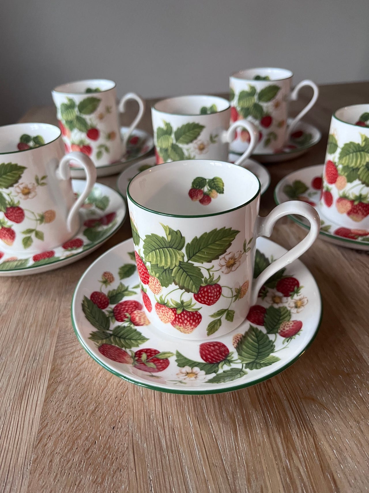 Roy Kirkham 1990 sett med 6 design kopper med asjetter | FINN-torget