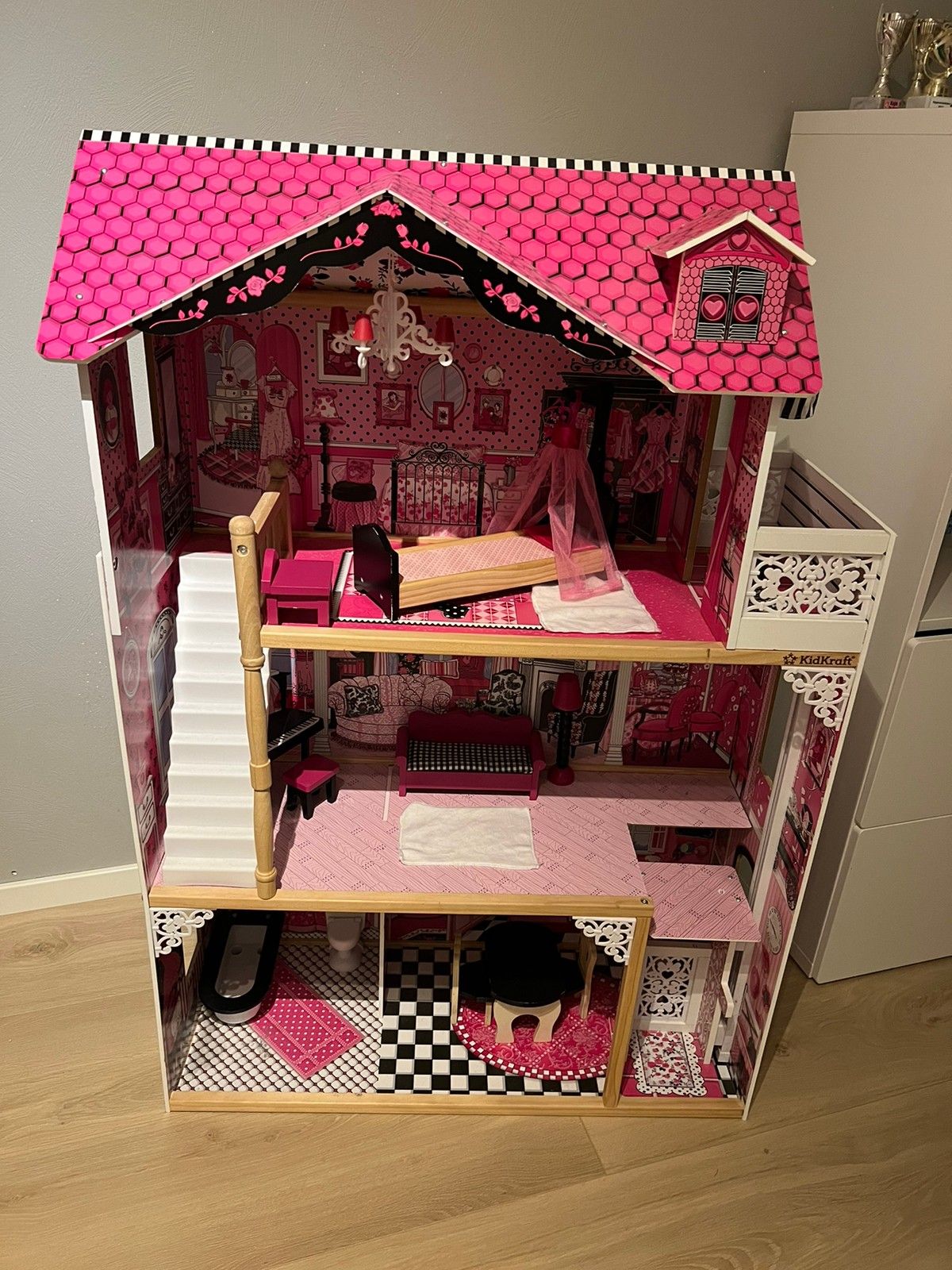 Kidkraft lekehus til barbie sma dukker figurer FINN torget