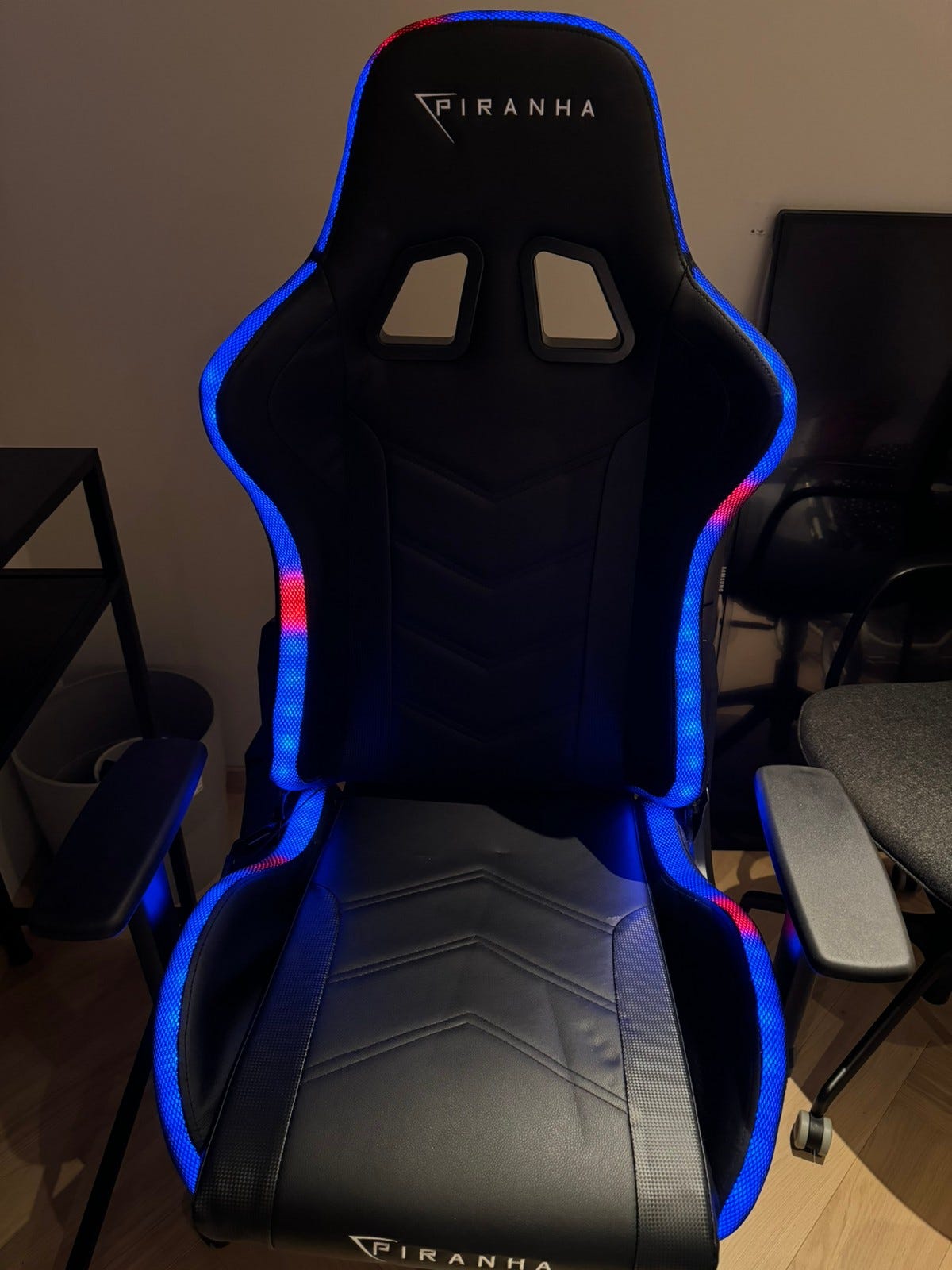 PIRANAH GAMING STOL LED LYS | FINN-torget