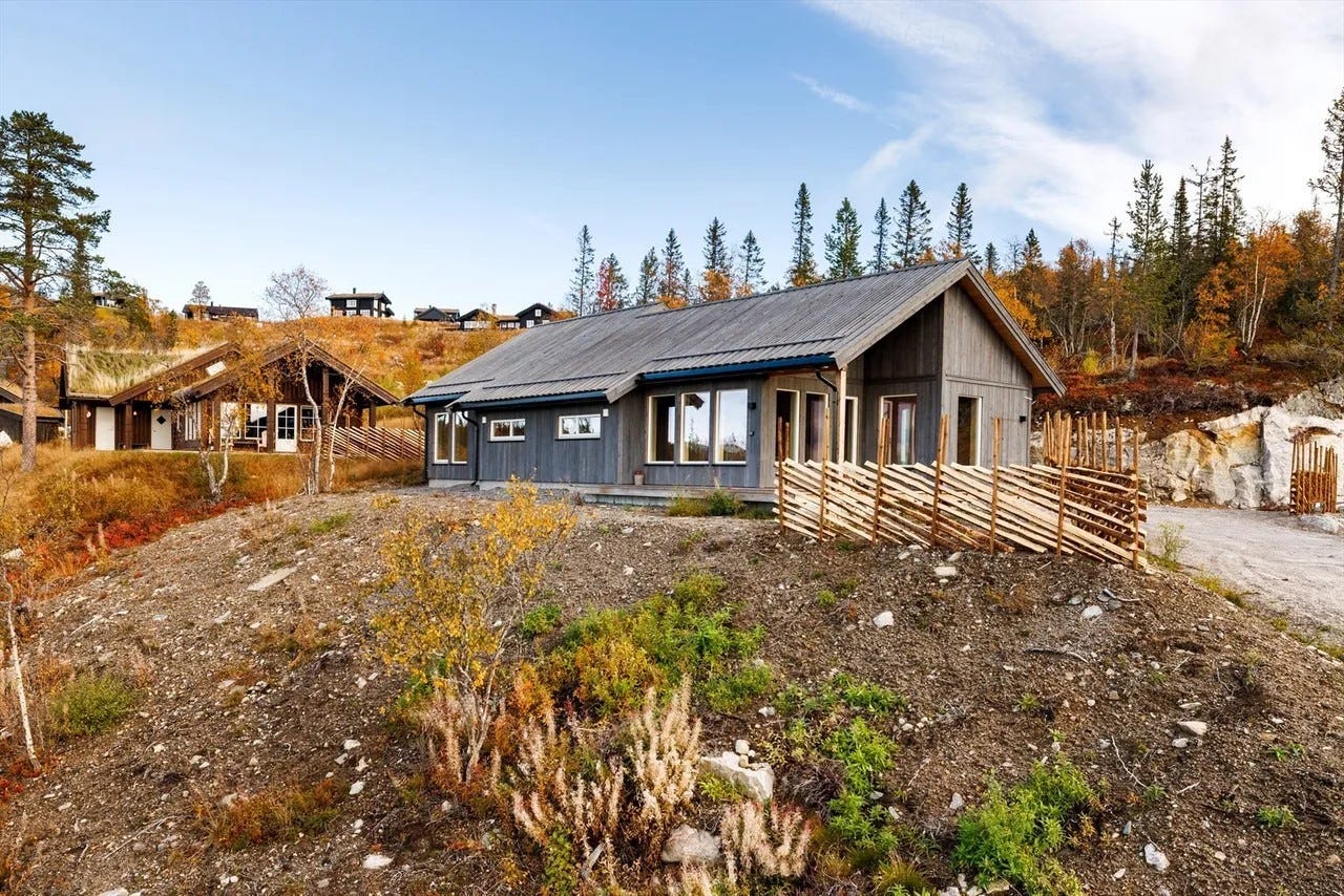 Hytta ligger på en idyllisk naturtomt med flott utsikt over Eggedal. Den har en stor gårdsplass med rikelig plass til parkering. Rett utenfor hytta kan man ake, og kun 58 meter unna finner du nærmeste skiløype. Galleribilde