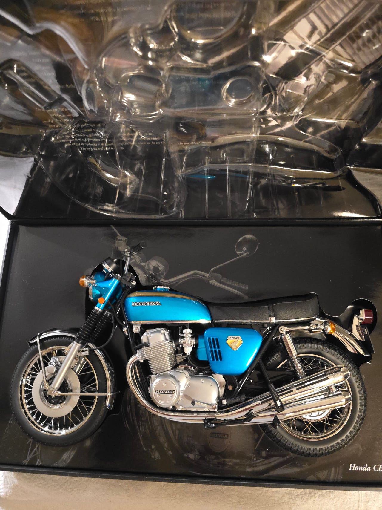 Minichamps Honda CB 750 K0 sandcast candy blue green 1/6 skala