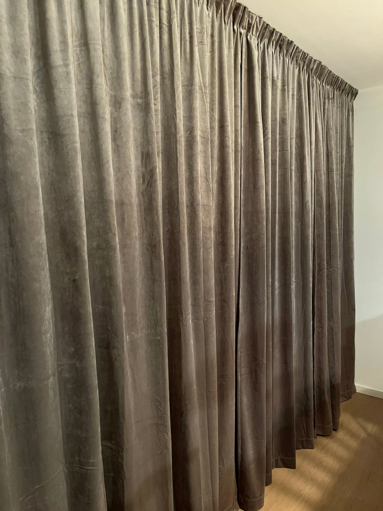 4 stk Kid Mali Velour gardin farge taupe. 240cm x 135. Samlet kr. 550 ...