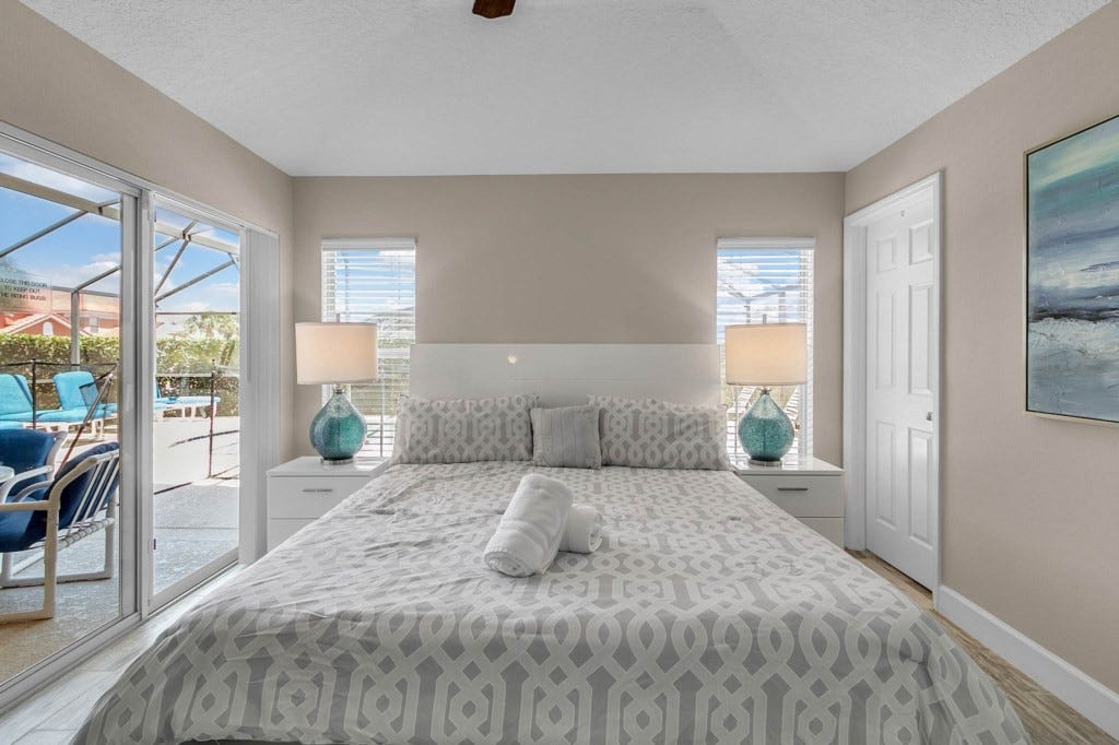 Soverom med dør til bassenget! Galleribilde