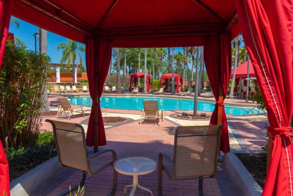 Flott badeanlegg med private cabaner for skygge Galleribilde