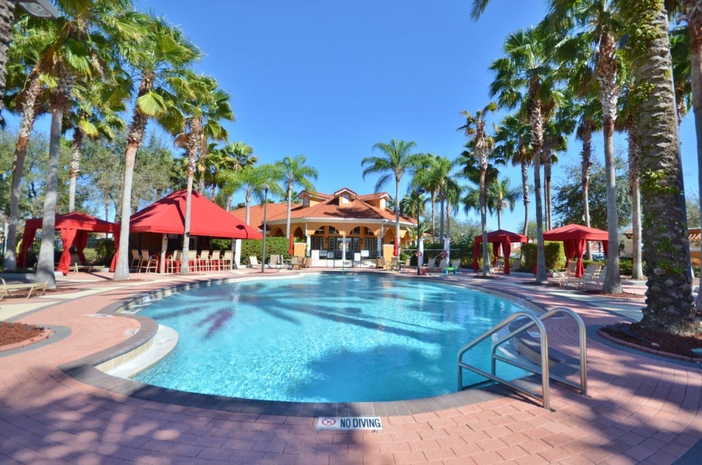 Flott badeanlegg med utendørs jacuzzi Galleribilde