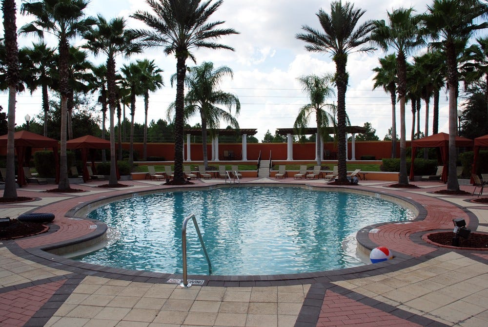 Flott badeanlegg med utendørs jacuzzi Galleribilde