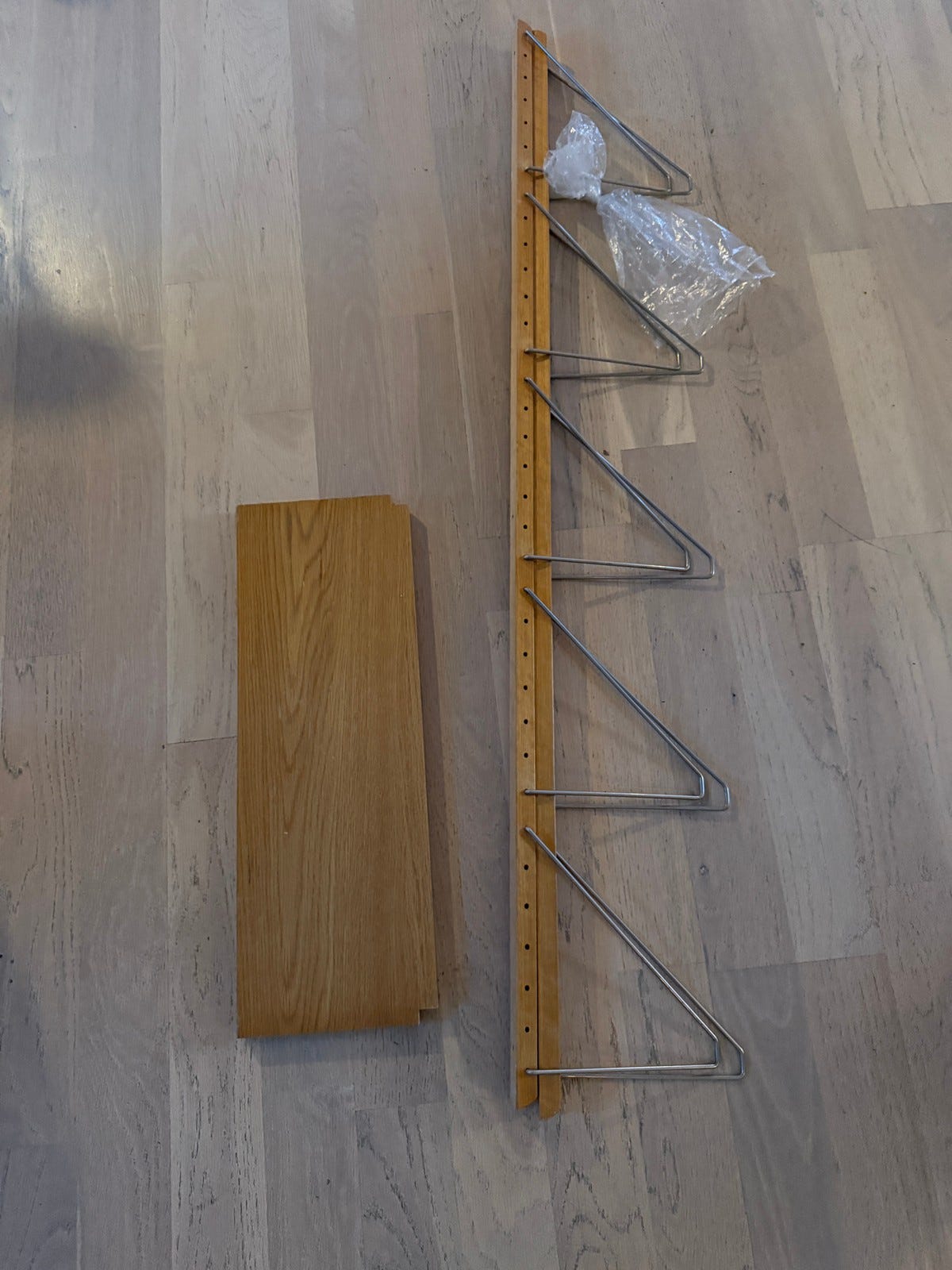 Nydelig «string» hylle selges billig. Hyllen er i eik/teak | FINN-torget