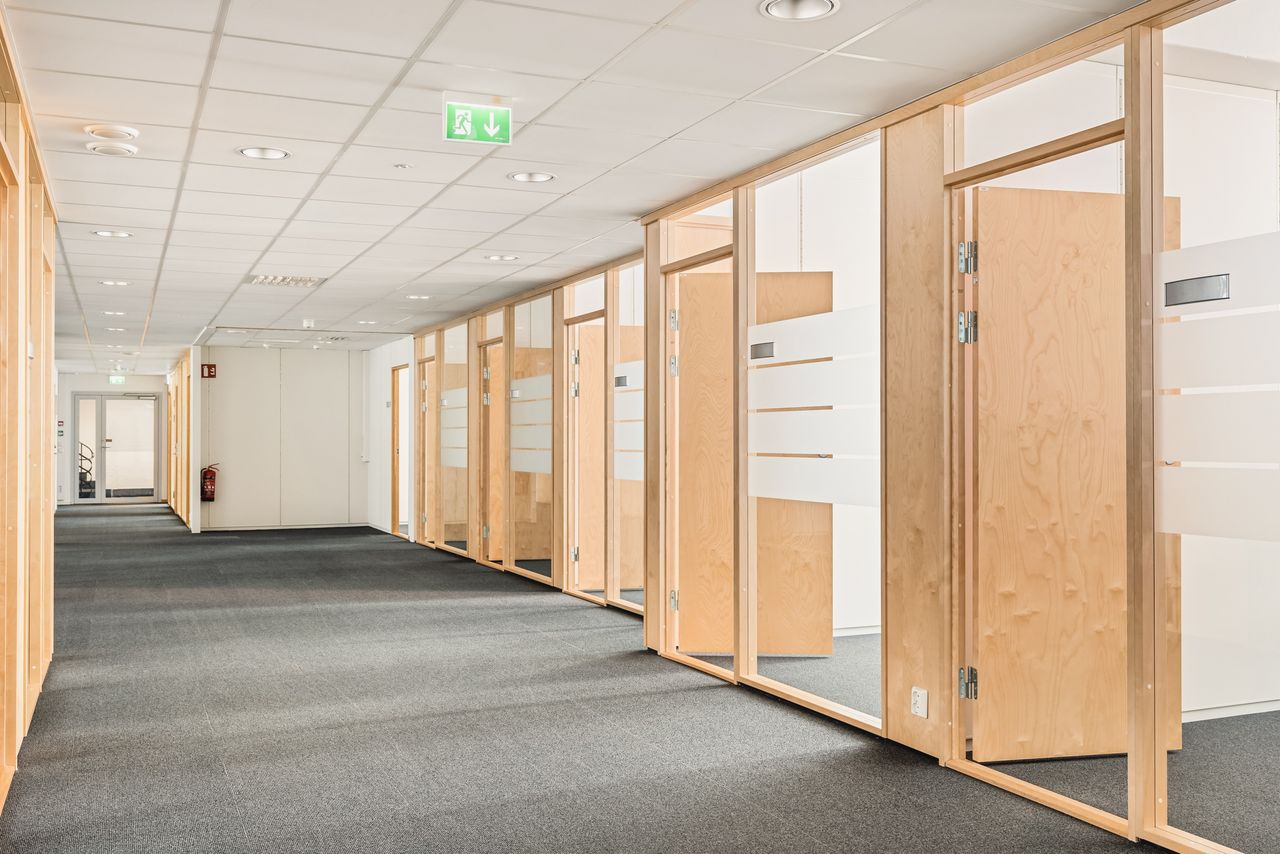 Kontorene er lyse med store vindusflater