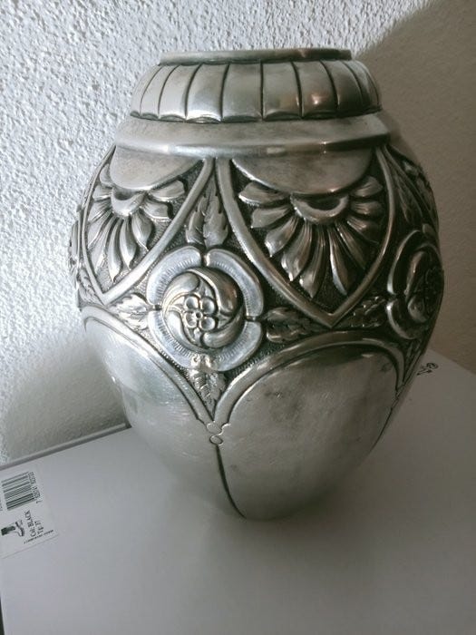 Vase - Sølv - Sølvbearbeidede roser | FINN-torget