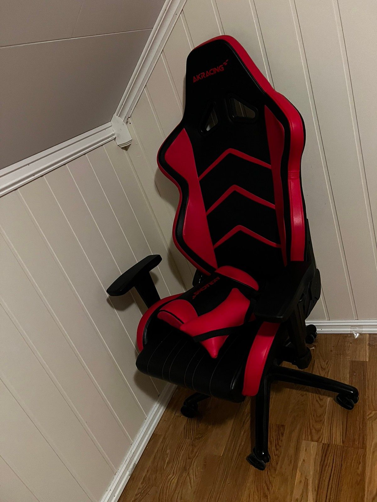 AKRACING PLAYER GAMING CHAIR RED FINN torget