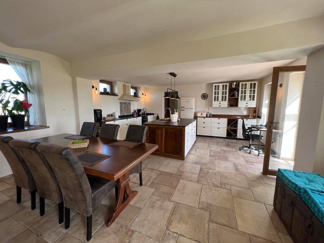 1 etg
Kjøkken og spisested inne utsikt til hagen og alpene Galleribilde