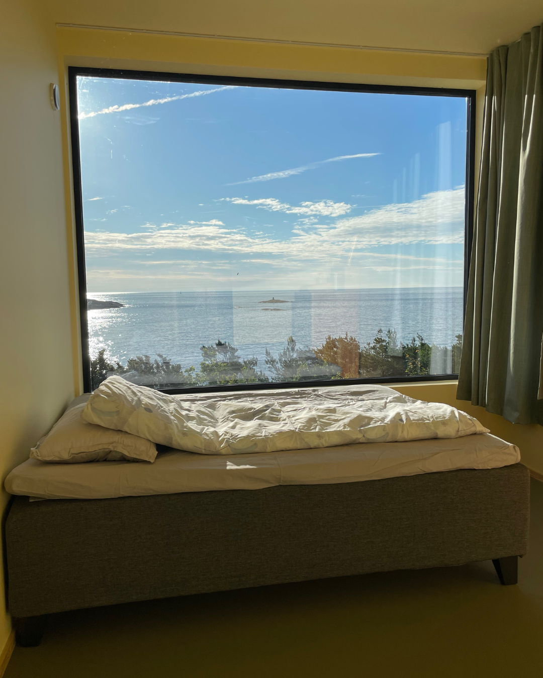 Gjestene ser utover havet fra senga Galleribilde