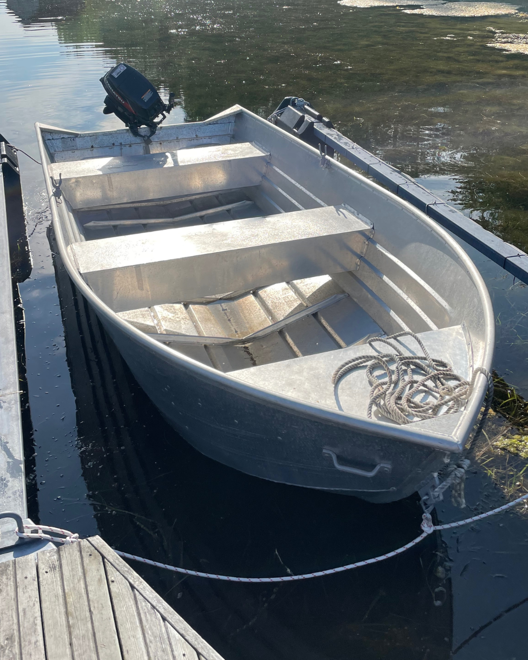 Enkel båt som settes ut om sommeren Galleribilde