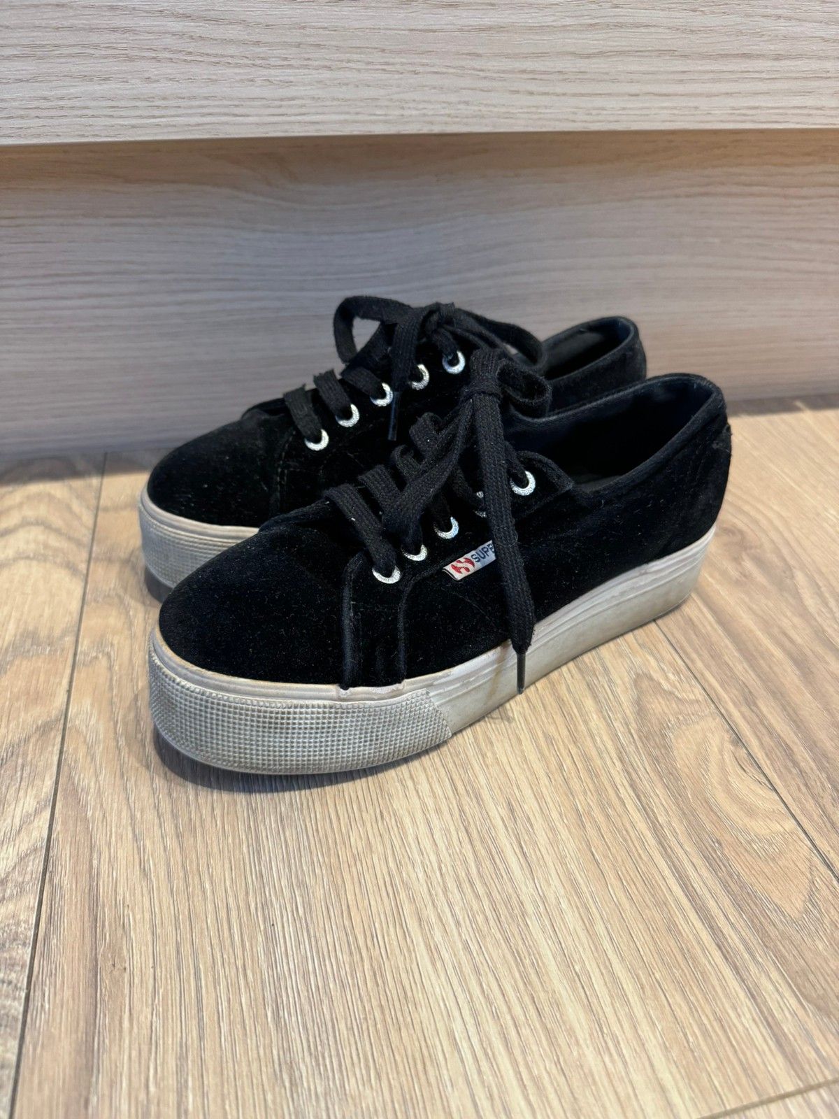 Superga shop svart velour