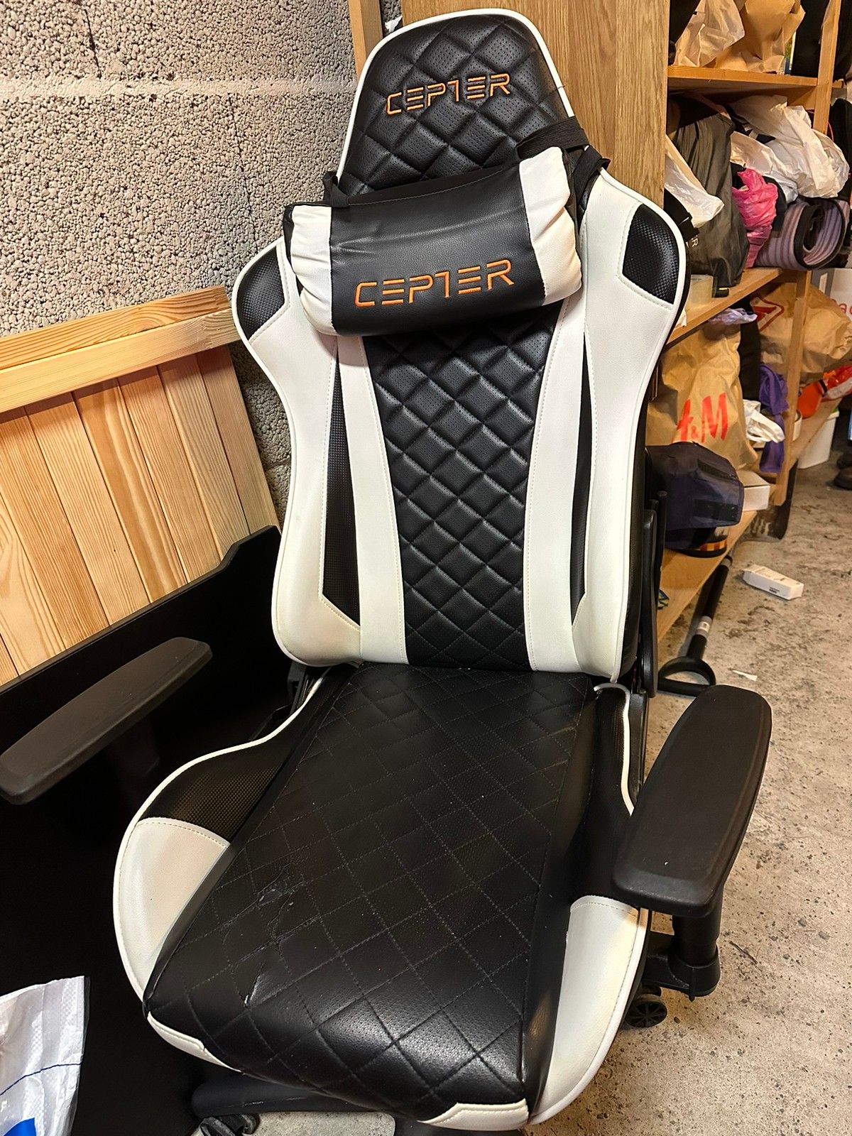 CEPTER ROGUE BLACK WHITE GAMING CHAIR FINN torget