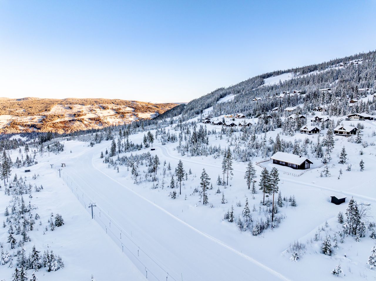 Stor familiehytte med høy standard – ski in/out – prosjektert på flott, vestvendt og solrik tomt!