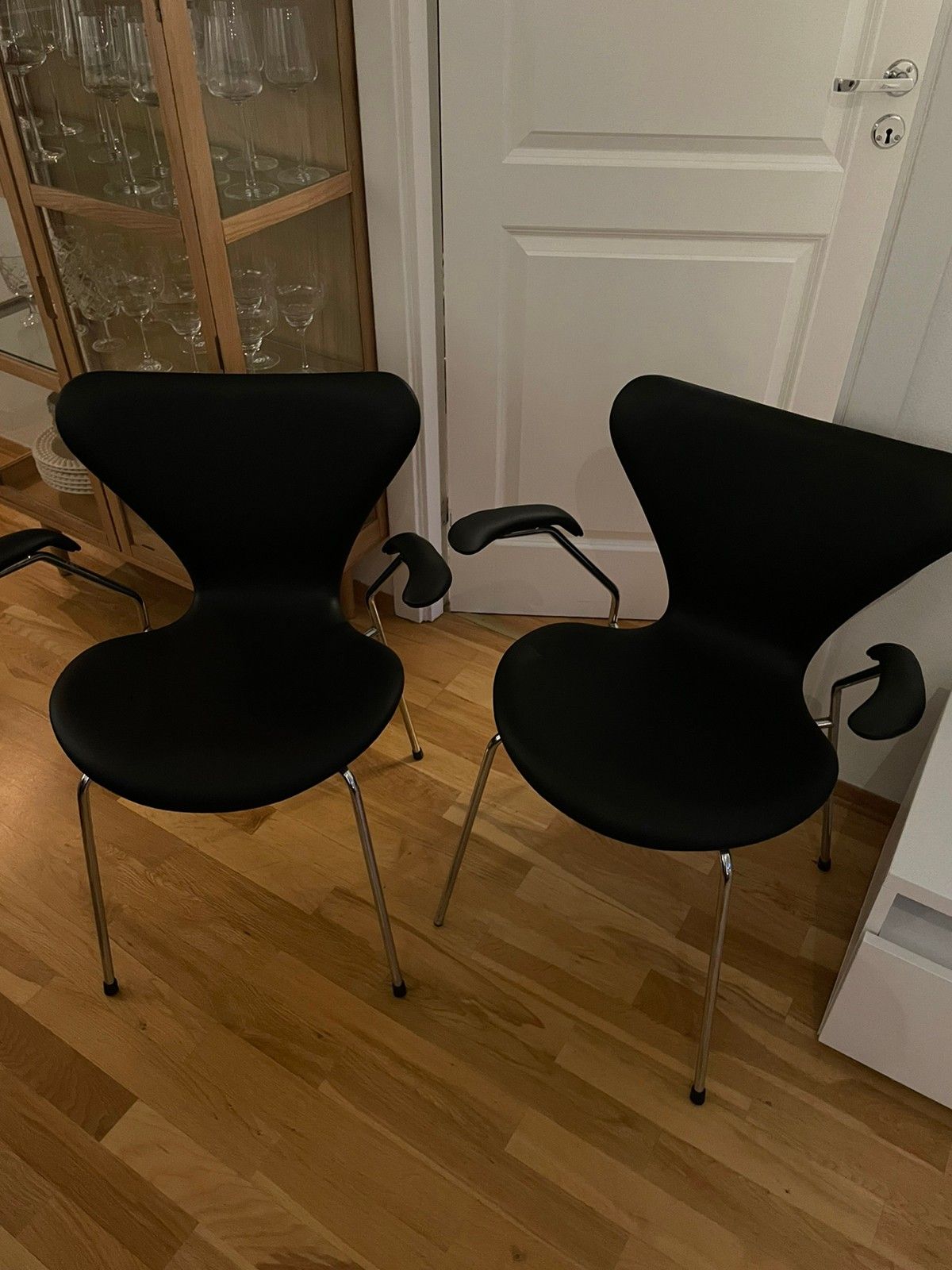 Arne Jacobsen syvern svart skinn med armlene FINN torget