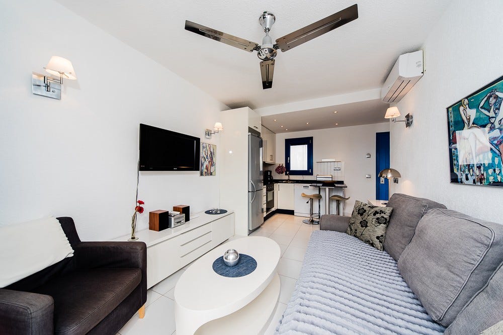 202, 203 og 401 Møblementet kan variere, men utstyr og størrelse er den samme. Ny skinn sofa med recliner. 50tv. Galleribilde