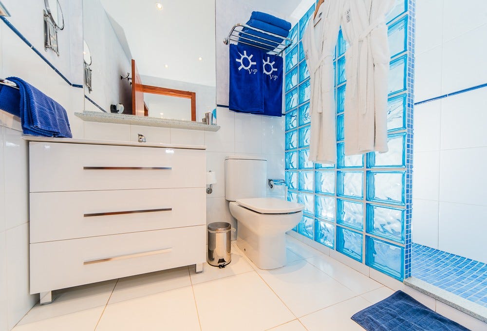 303 Lyst og fint bad. Badekåper låner du - hvis du vil :) Galleribilde