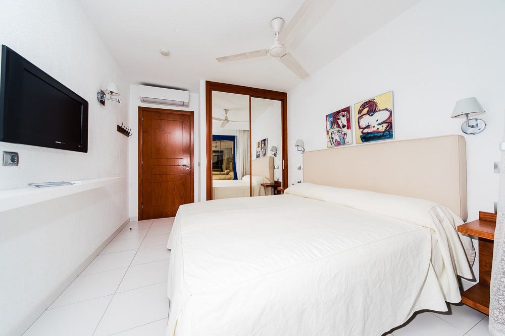 102 og 301 Skyvedørs garderobe med safe. Galleribilde