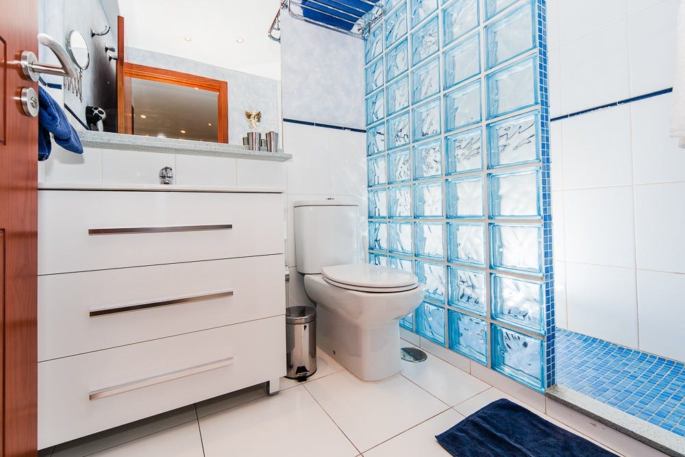 102 og 301 Bad med innredning under vasken. Galleribilde