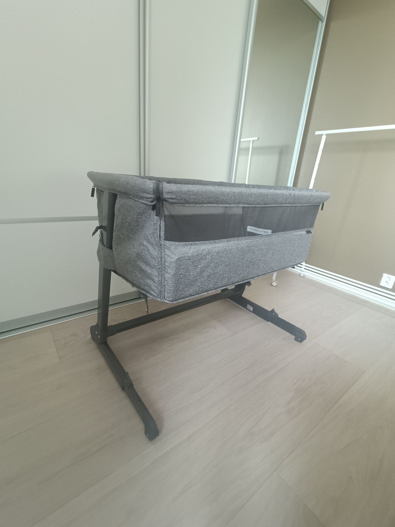 Yngri tova bedside store crib