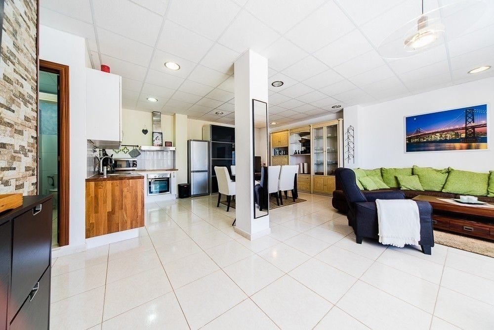 Stor stue med åpen kjøkken løsning. Galleribilde