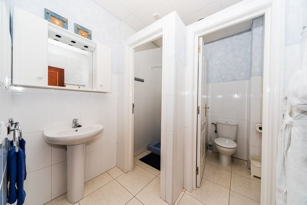 Gjestebadet ligger like ved gjesterommet. Galleribilde