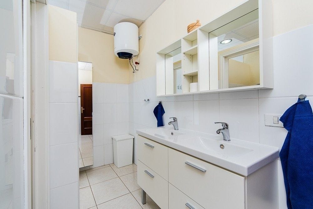 Eget bad hører til hoved soverommet. Galleribilde