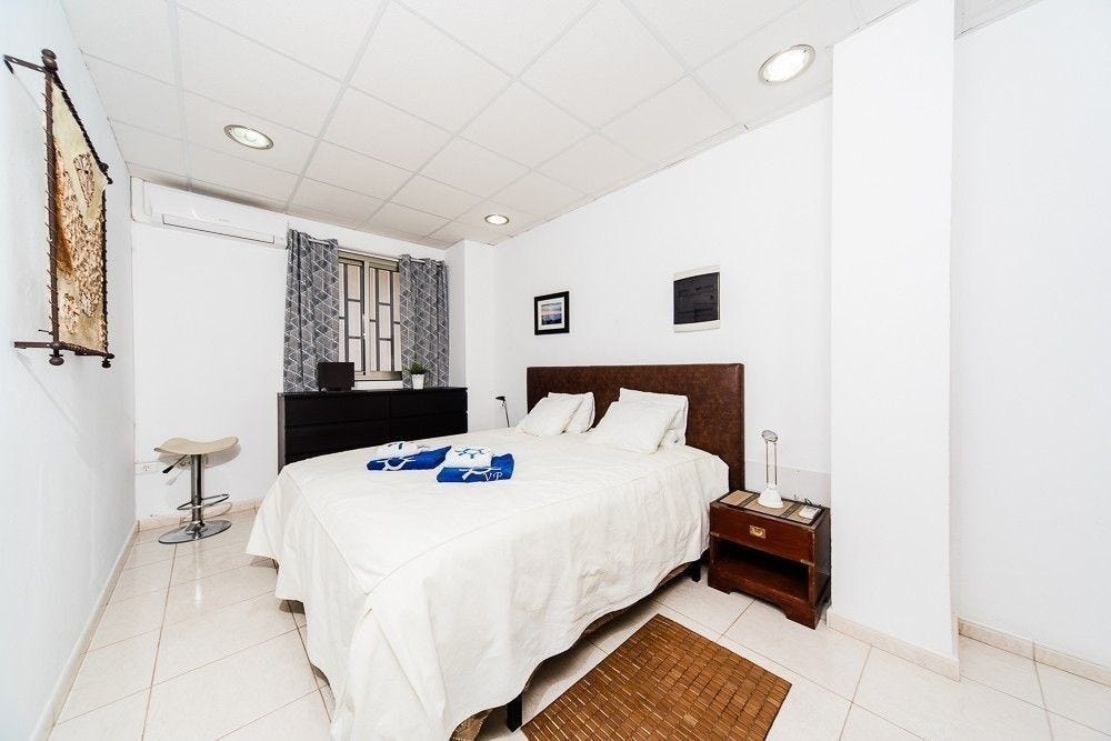 Hovedsoverommet med god seng og aircondition. Galleribilde