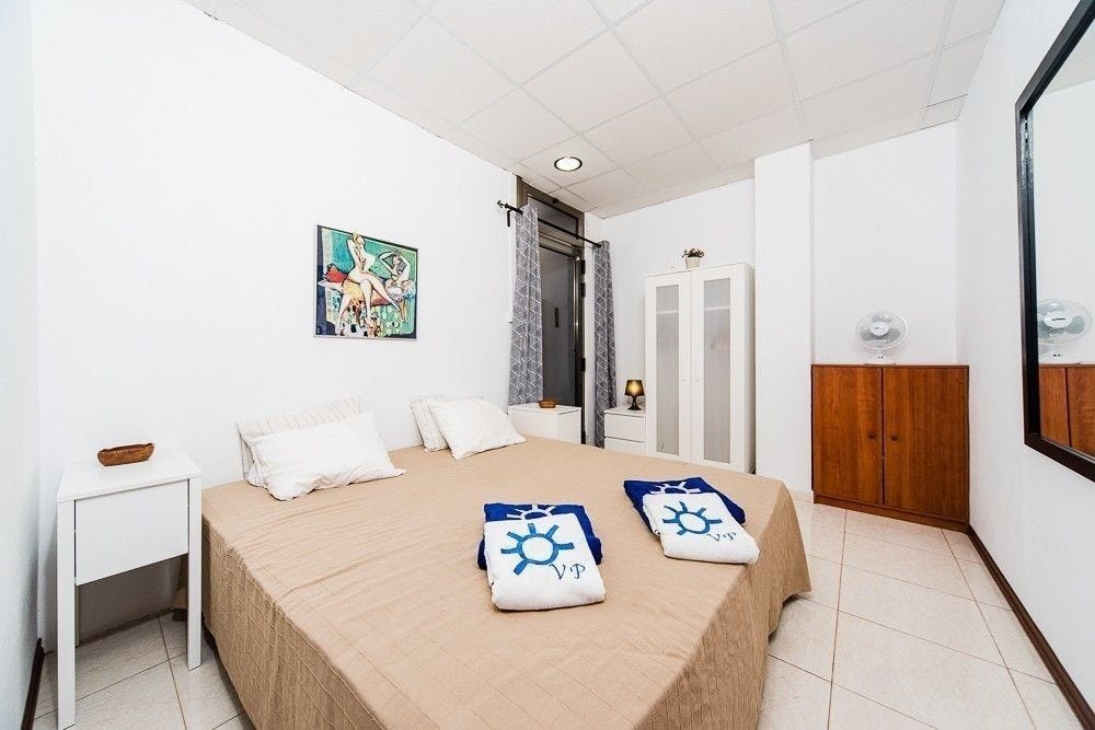 Gjesterommet har 2enkle senger som står som dobbeltseng. Aircondition her også. Galleribilde