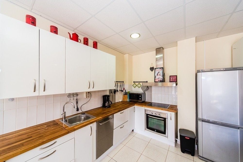 Oppvaskmaskin, amerikaner kjøleskap med ismaskin, og alt det andre du trenger. Galleribilde